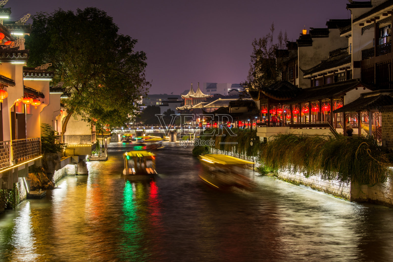 中国南京，秦淮河夜景和夫子庙附近河岸的历史建筑。照片摄影图片