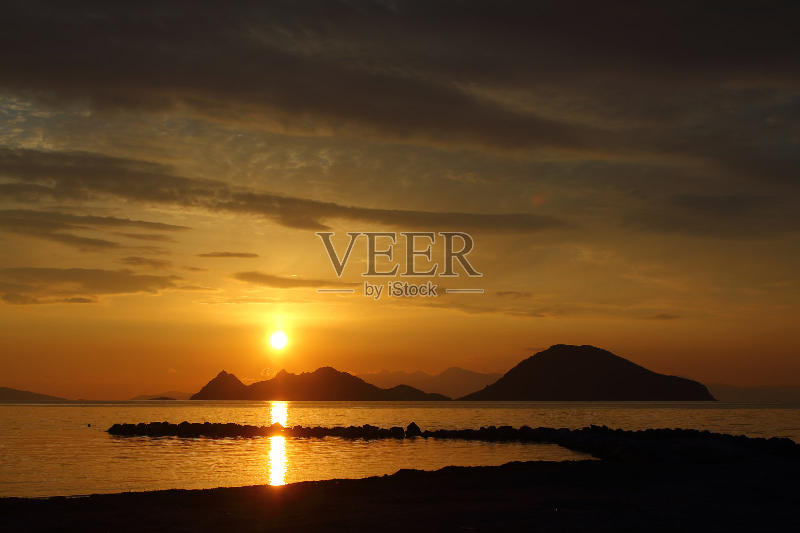 海边小镇博德鲁姆和壮观的日落。照片摄影图片