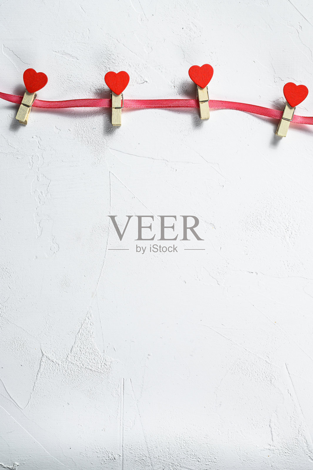 情人节的概念。红心和衣夹。白色背景。前视图。空间的文本照片摄影图片