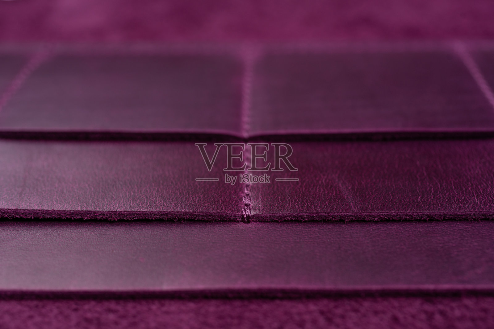 紫色手工皮革钱包细节特写照片摄影图片