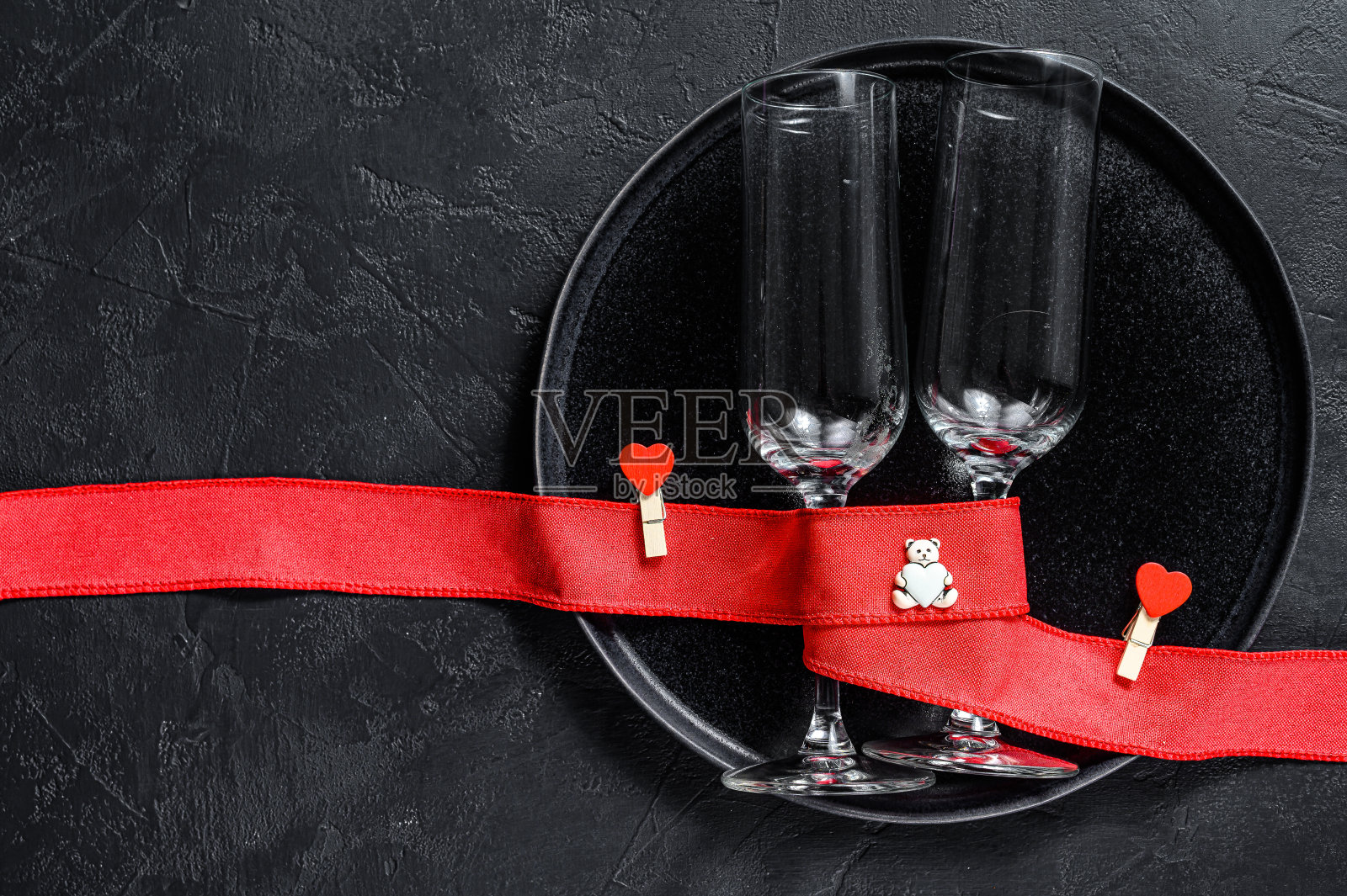 情人节贺卡和香槟杯。黑色背景。前视图。空间的文本照片摄影图片