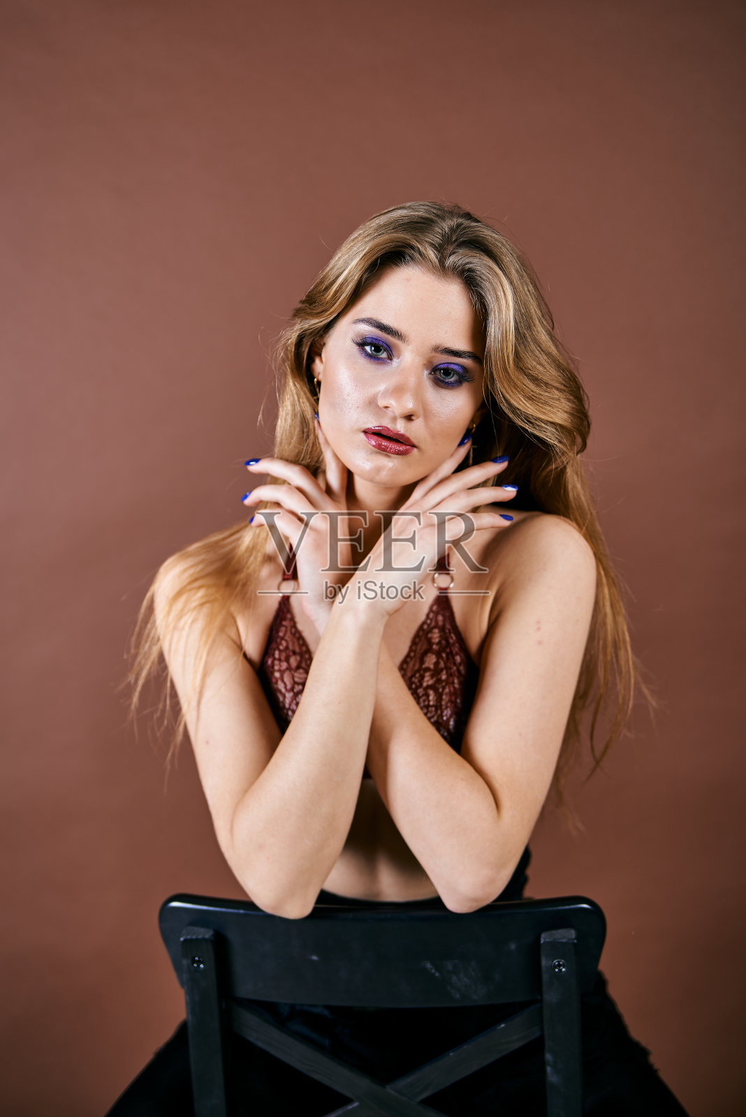 美丽年轻女人的脸肖像。有着完美新鲜干净皮肤的模特女孩。照片摄影图片