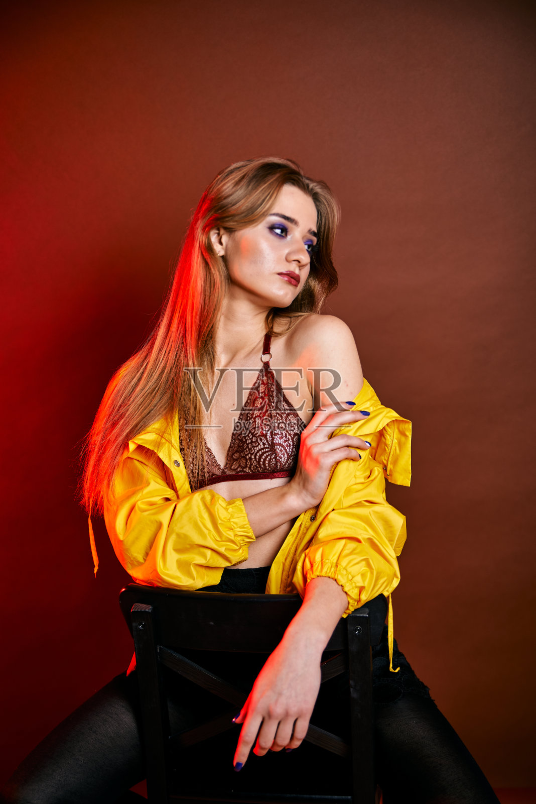 美丽年轻女人的脸肖像。有着完美新鲜干净皮肤的模特女孩。照片摄影图片