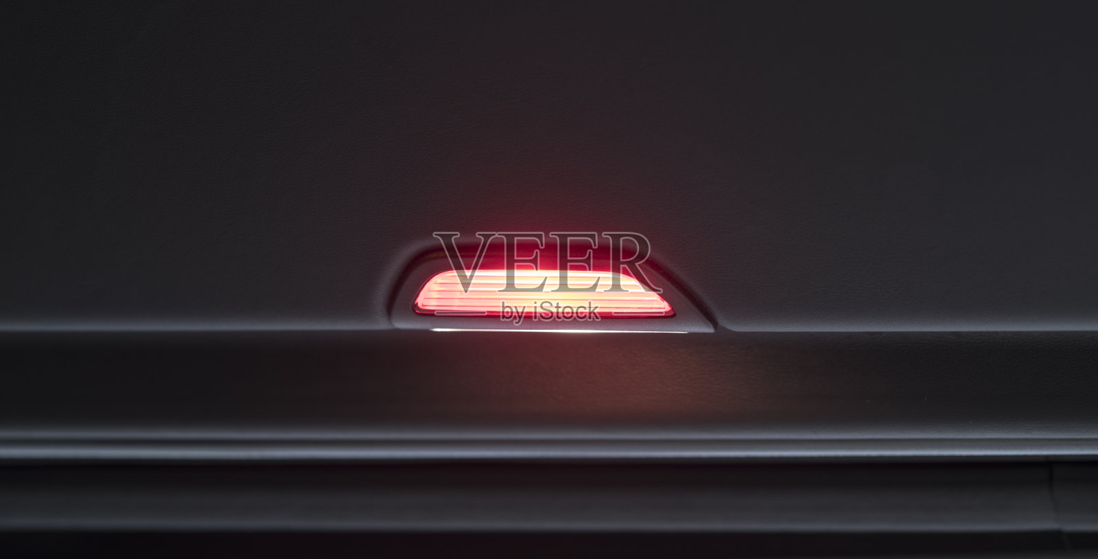 红色车灯的内门把手照片摄影图片