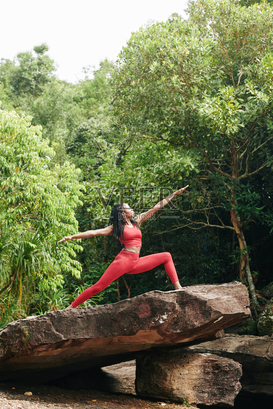 在森林里做瑜伽的女人照片摄影图片