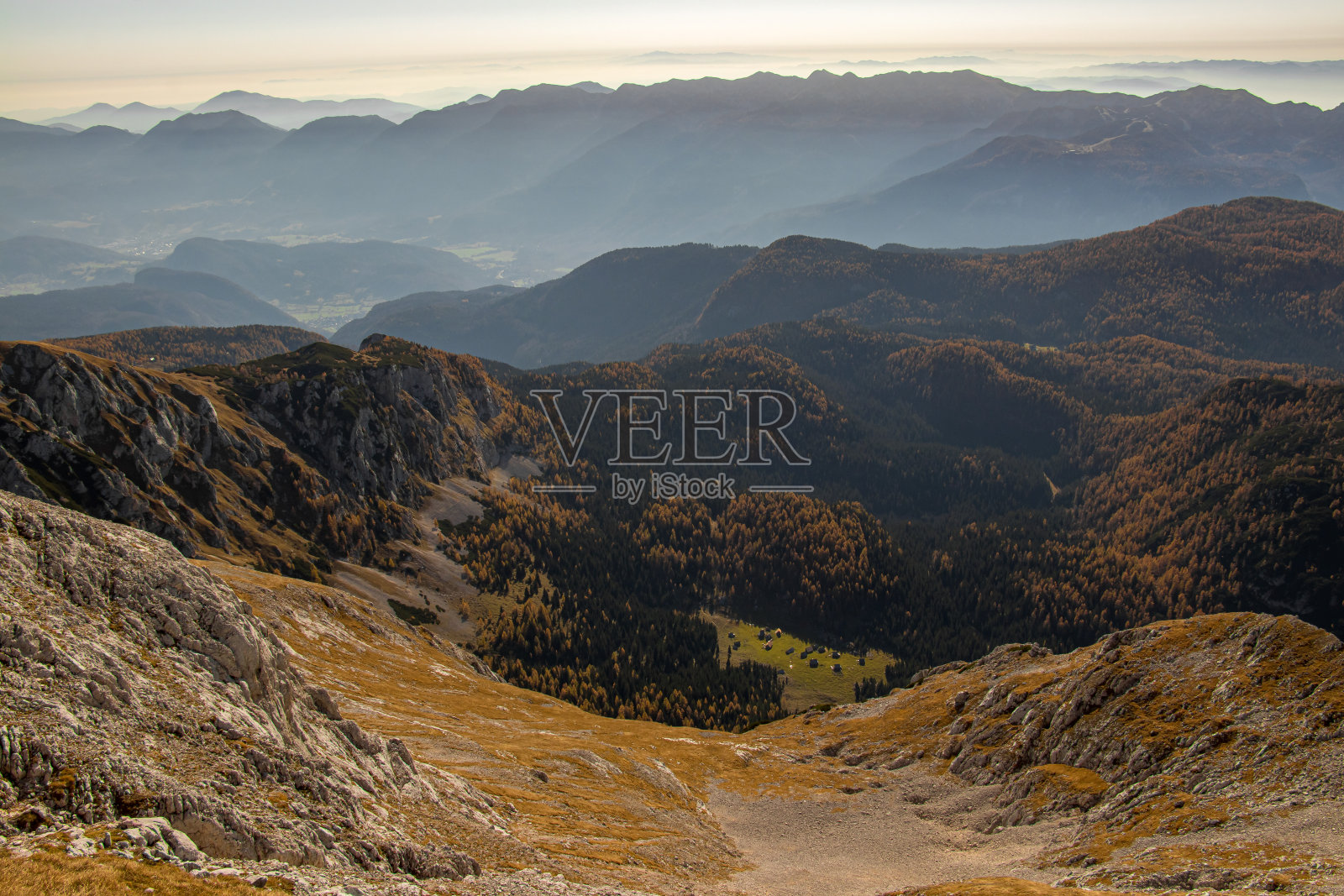 山牧场拉兹在远处，秋天的时间照片摄影图片