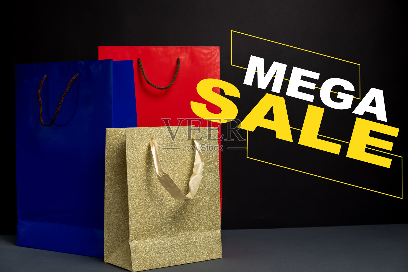 三色纸购物袋孤立在黑色背景。包装模板模型。传递概念广告模拟。购物与销售概念照片摄影图片