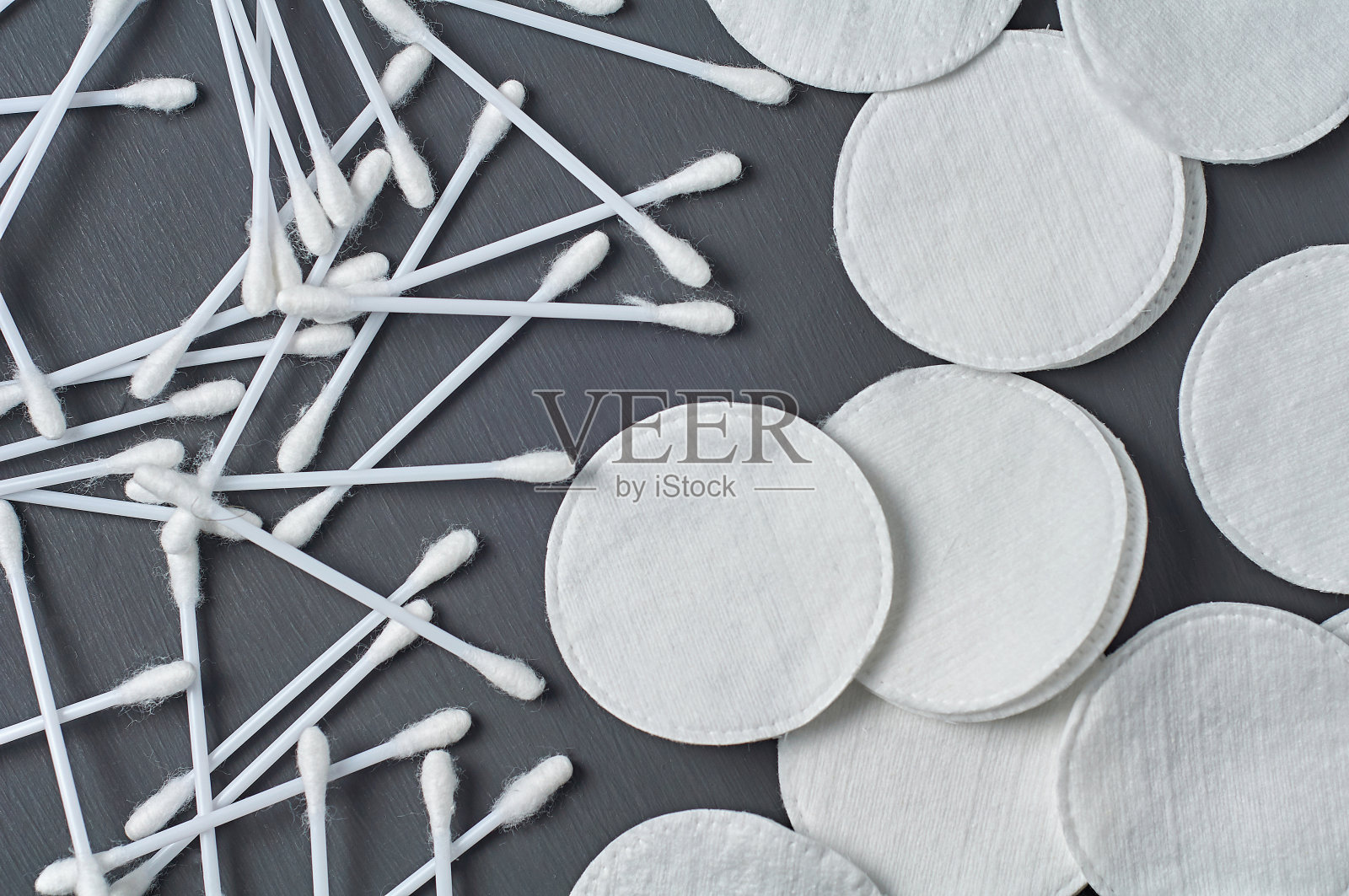 深色的水泥桌上散落着干净的棉垫和木棍。特写镜头。俯视图照片摄影图片
