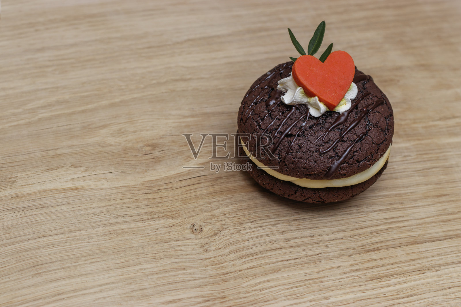 白橡木板上涂有白奶油的海绵蛋糕。照片摄影图片