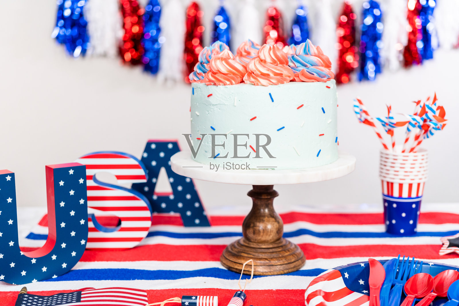 红色，白色和蓝色的圆形香草蛋糕照片摄影图片