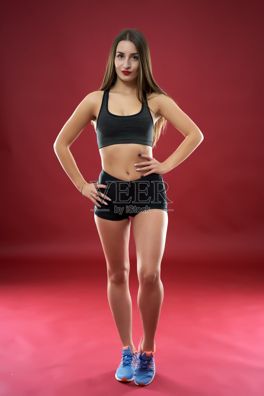 健身模型在红色背景上锻炼照片摄影图片