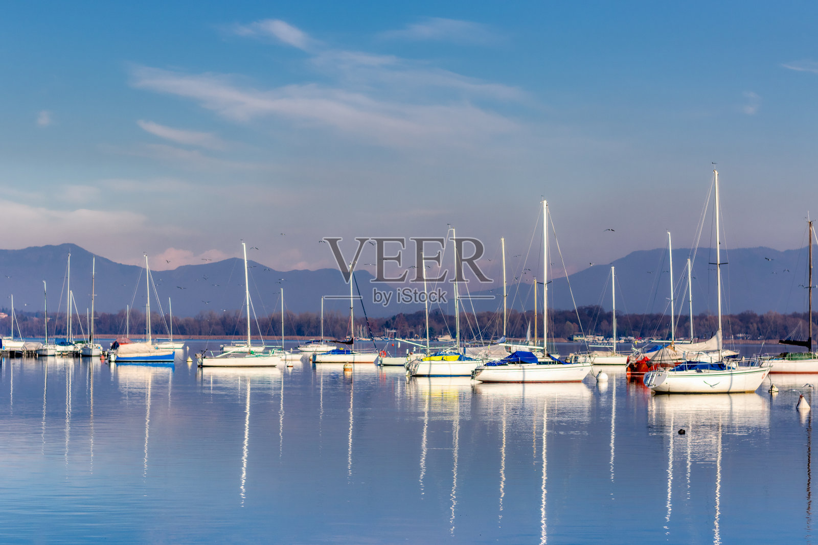 一组船停泊在湖中照片摄影图片