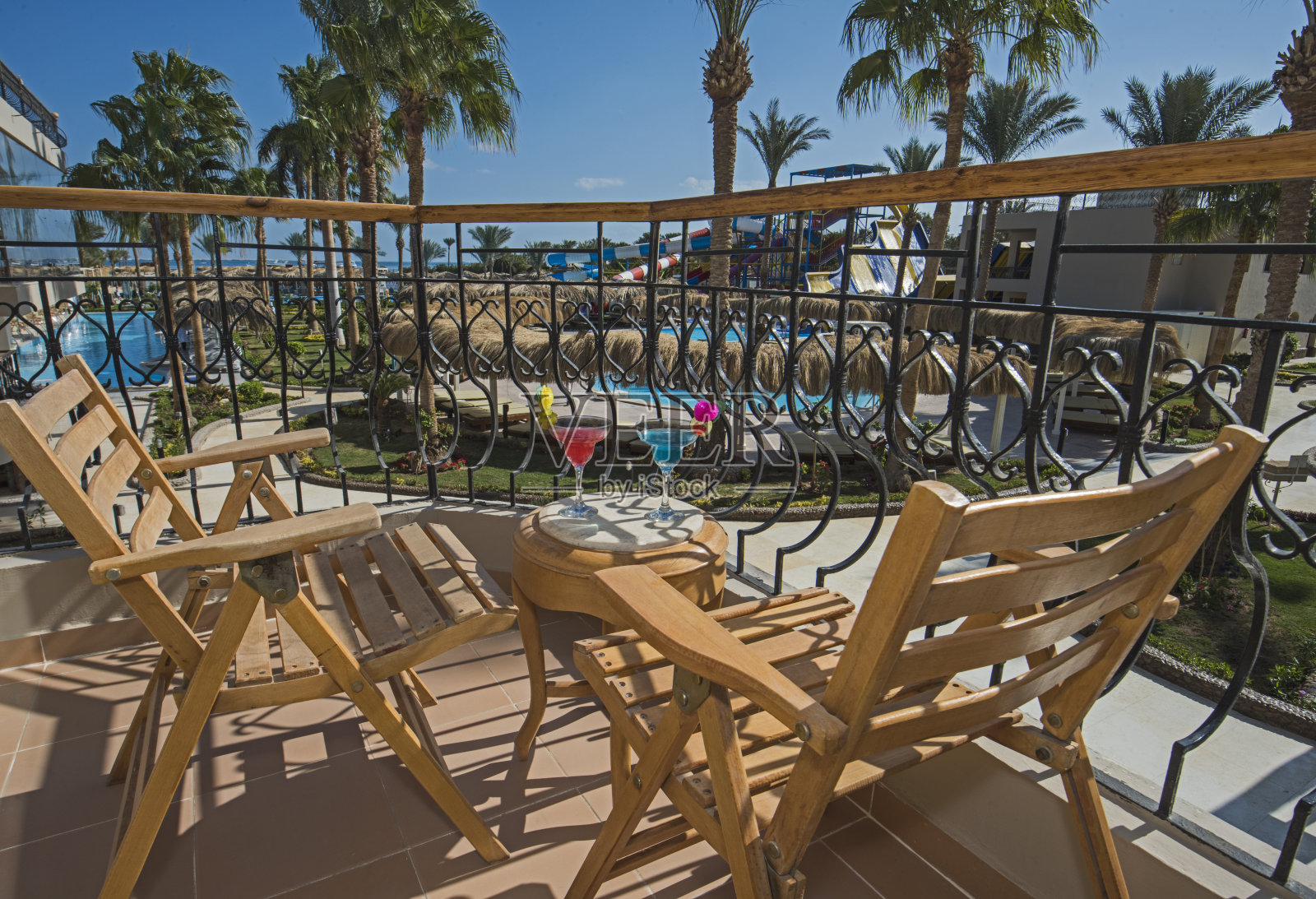 豪华酒店房间阳台上的鸡尾酒照片摄影图片