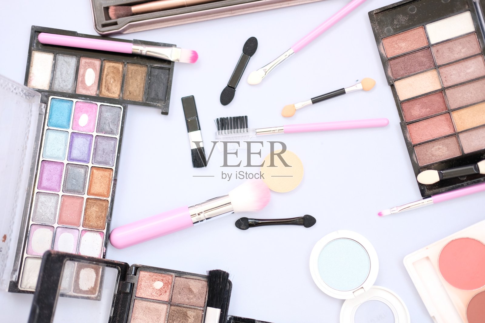 俯视图化妆集和口红上的白色背景照片摄影图片