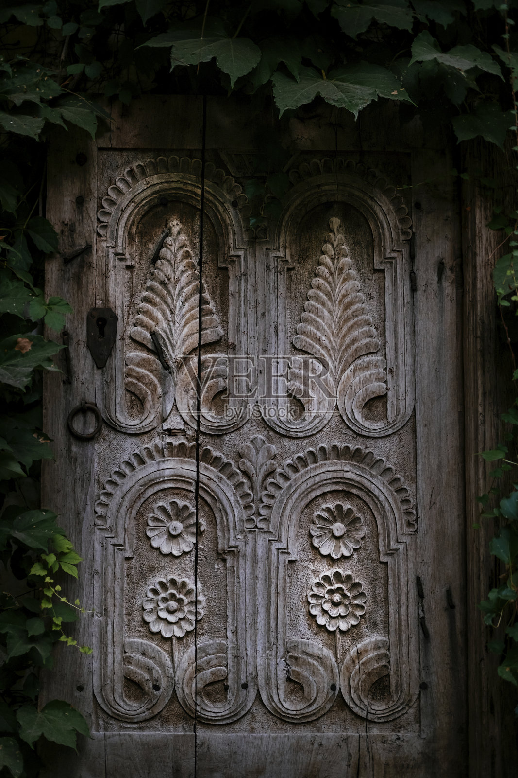 带有美丽装饰的木制窗户线脚照片摄影图片