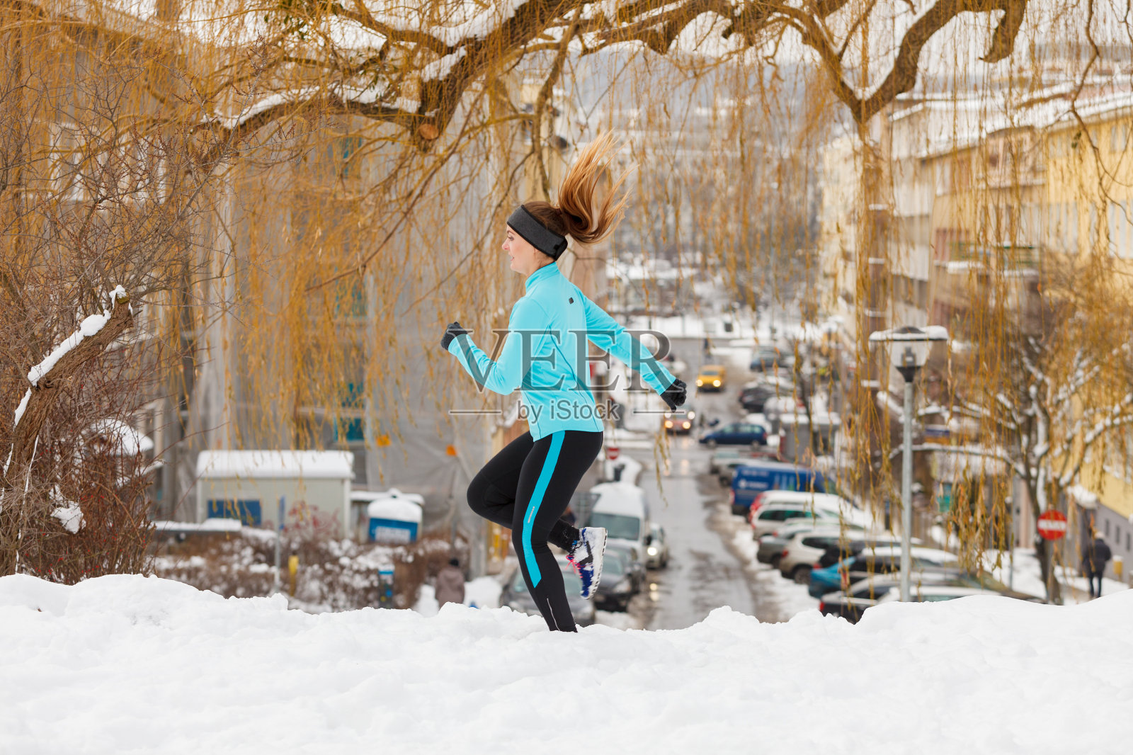健康的女人在公园里跑步。照片摄影图片