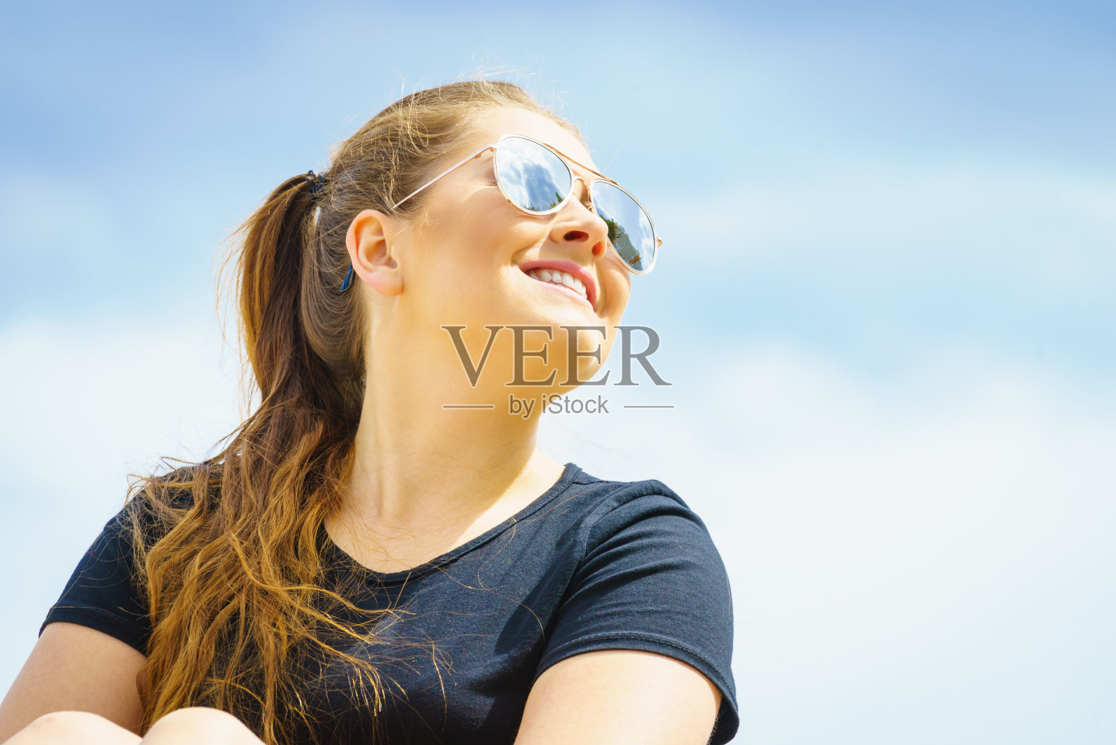 年轻女人在户外放松照片摄影图片