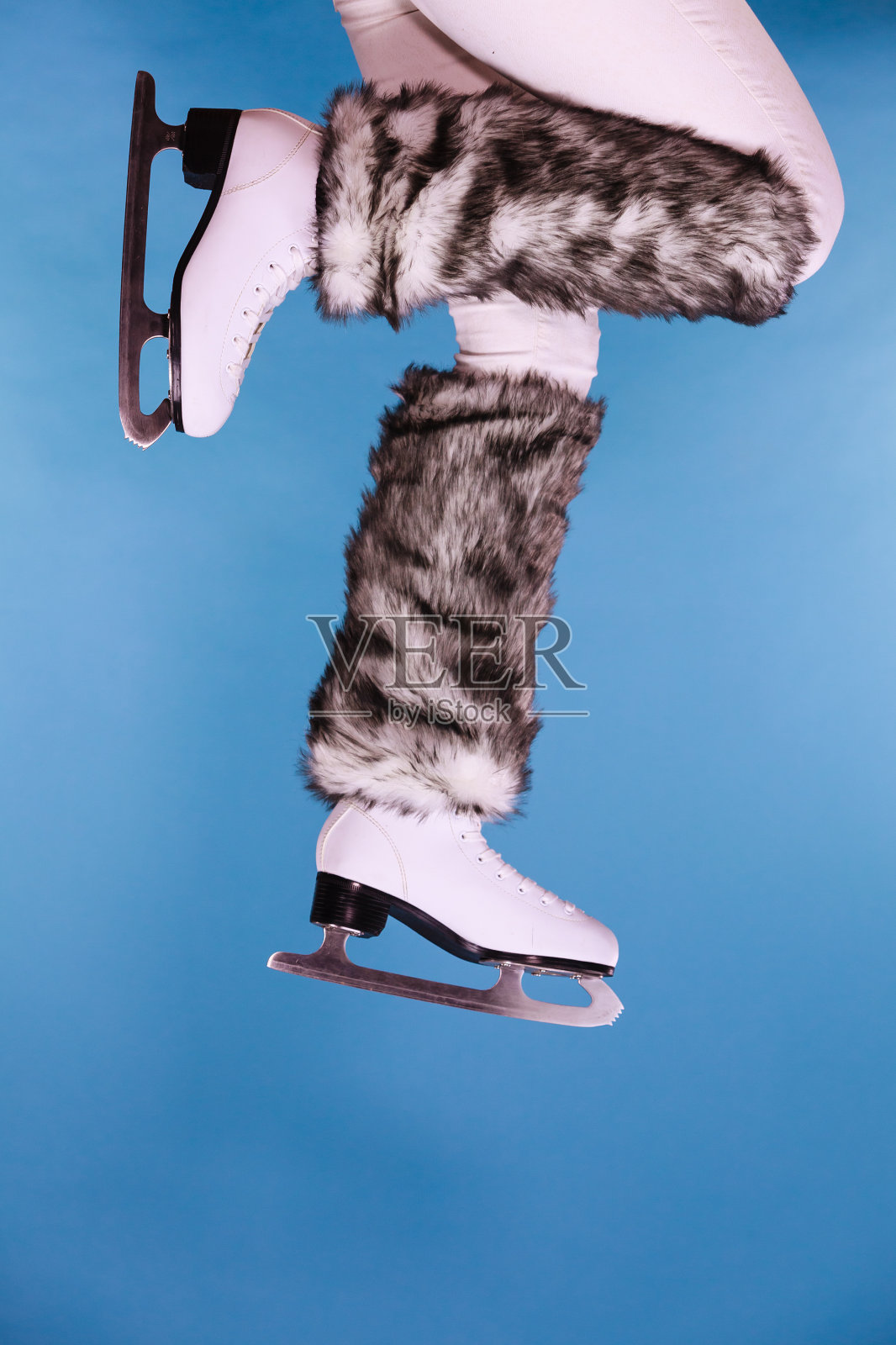女人穿着冰鞋腿毛袜子，滑冰照片摄影图片