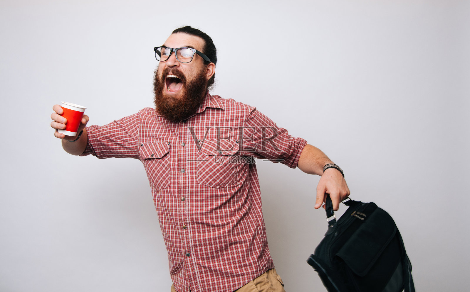 留着胡子的年轻商人，晚观念，工作繁忙照片摄影图片