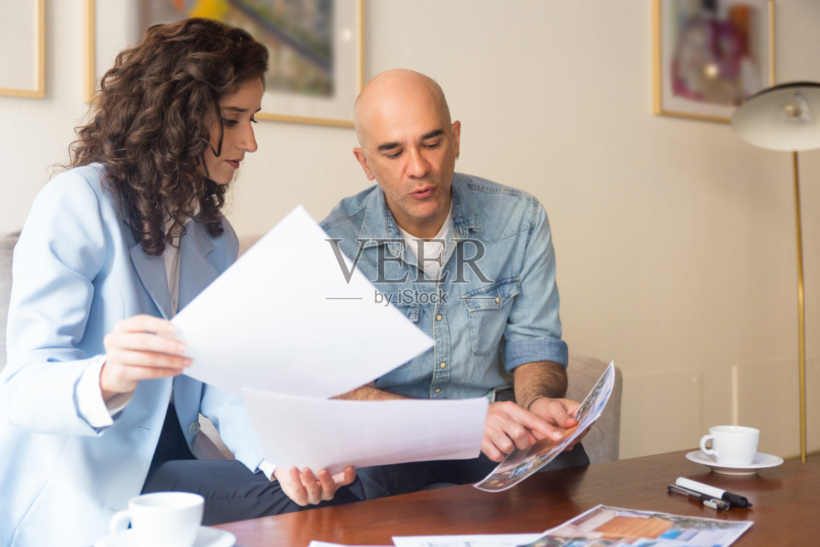 设计专业人士和业主研究草图照片摄影图片