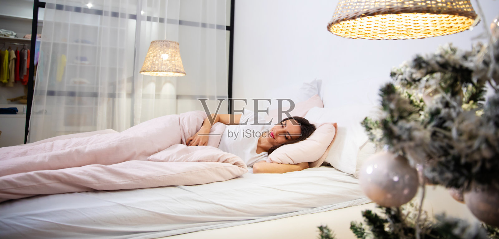 圣诞来临，快乐的睡在新的一年里。照片摄影图片