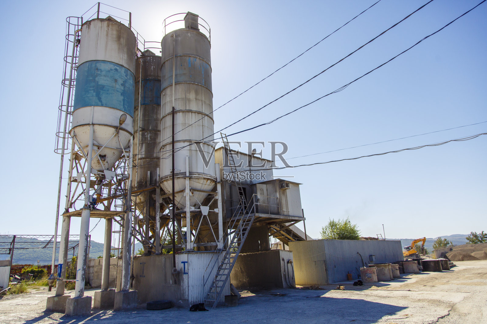 砂浆单元，水泥厂，混凝土和钢筋混凝土产品制造车间。用过了，生锈了，满是灰尘照片摄影图片