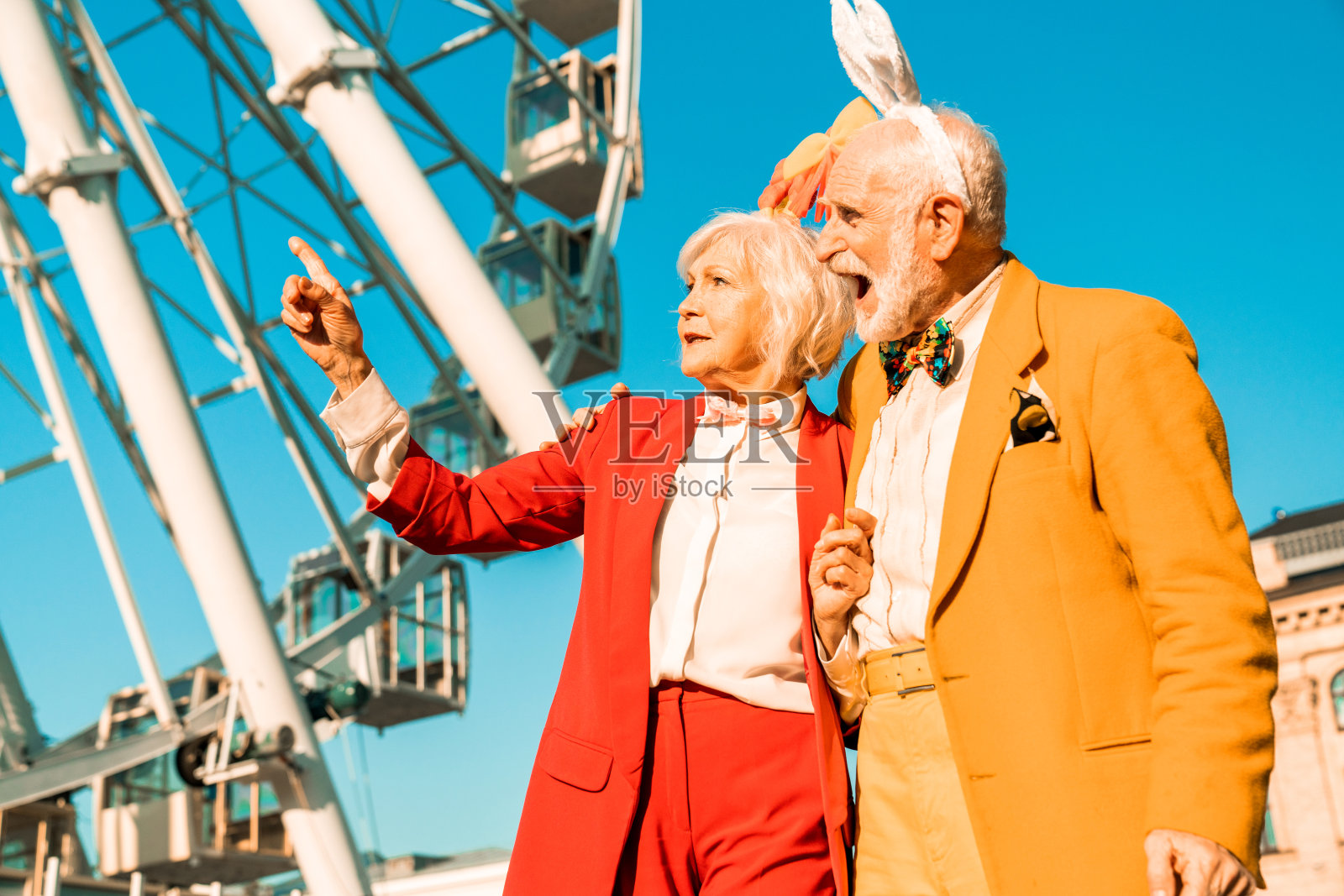 资深女子在城市的一边指指点点照片摄影图片