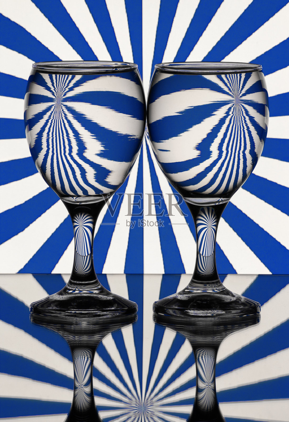 两杯水在条纹前折射。静物画照片摄影图片