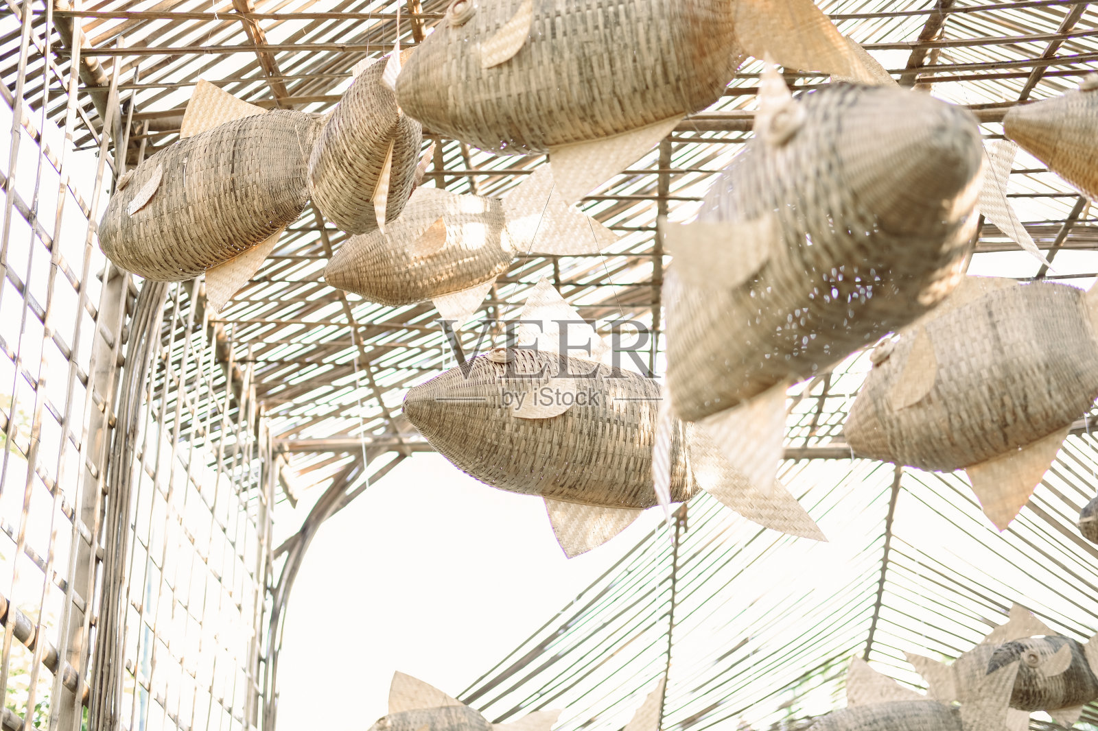 在凉亭上编织柳条鱼装饰。泰国传统的装饰照片摄影图片