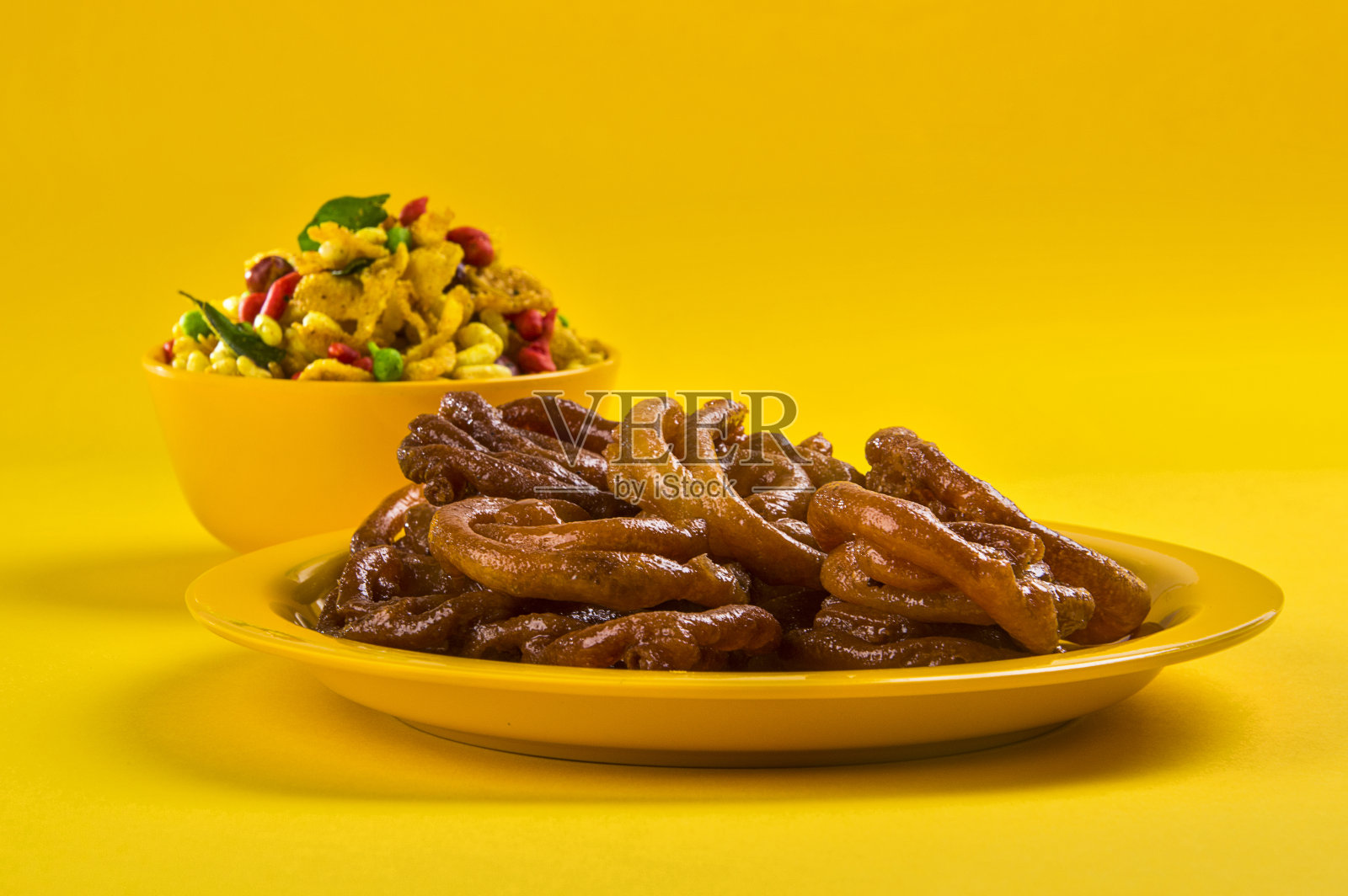 贾勒比和传统的印度油炸咸菜称为chivda或混合物或farsan照片摄影图片