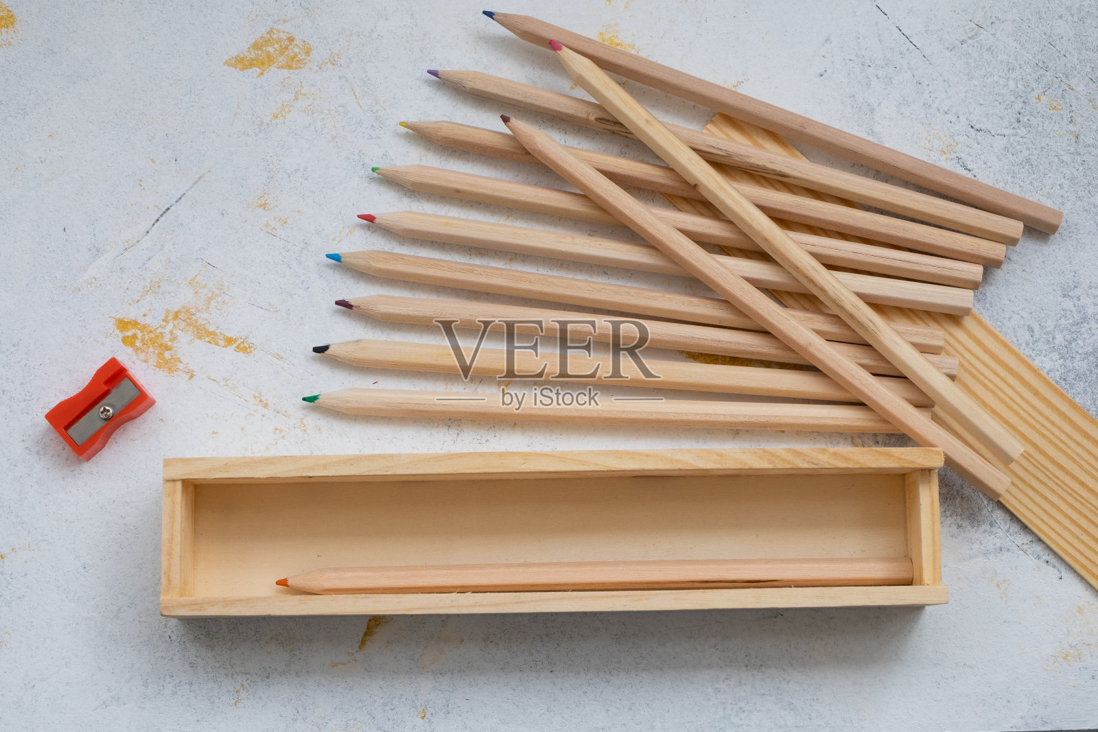 木制铅笔盒，里面有彩色铅笔，供学生回学校用照片摄影图片