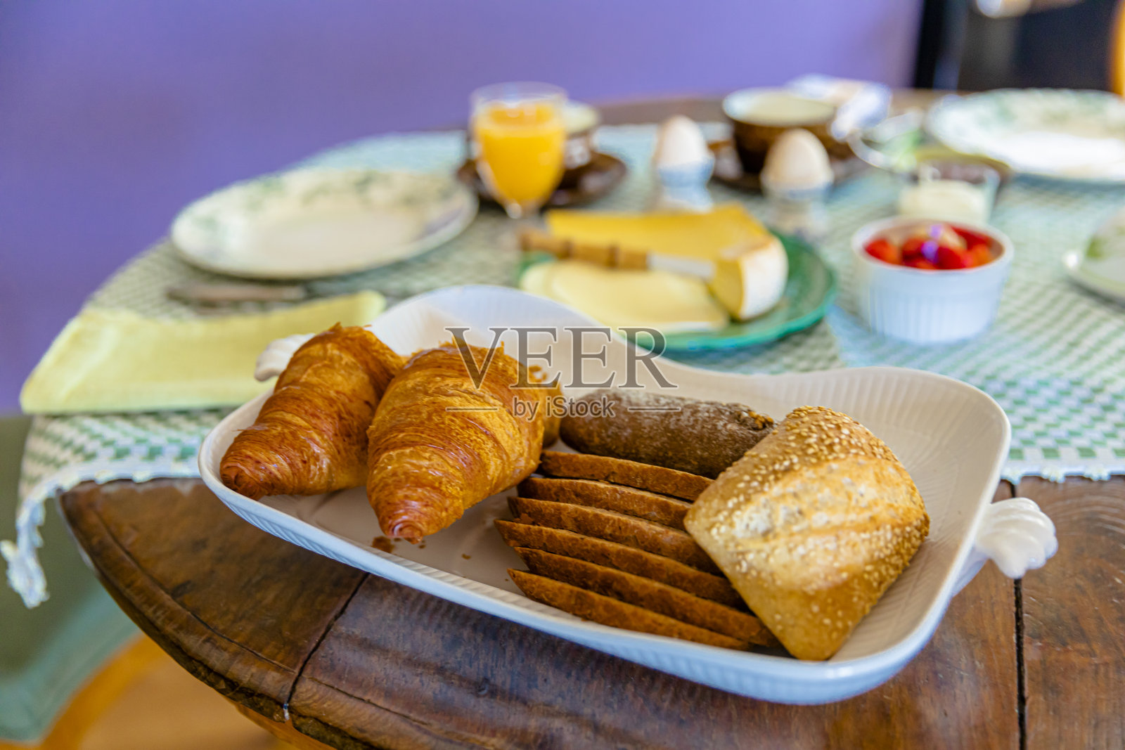早餐配有咖啡、橙汁、羊角面包、奶酪和水果。均衡的饮食。照片摄影图片