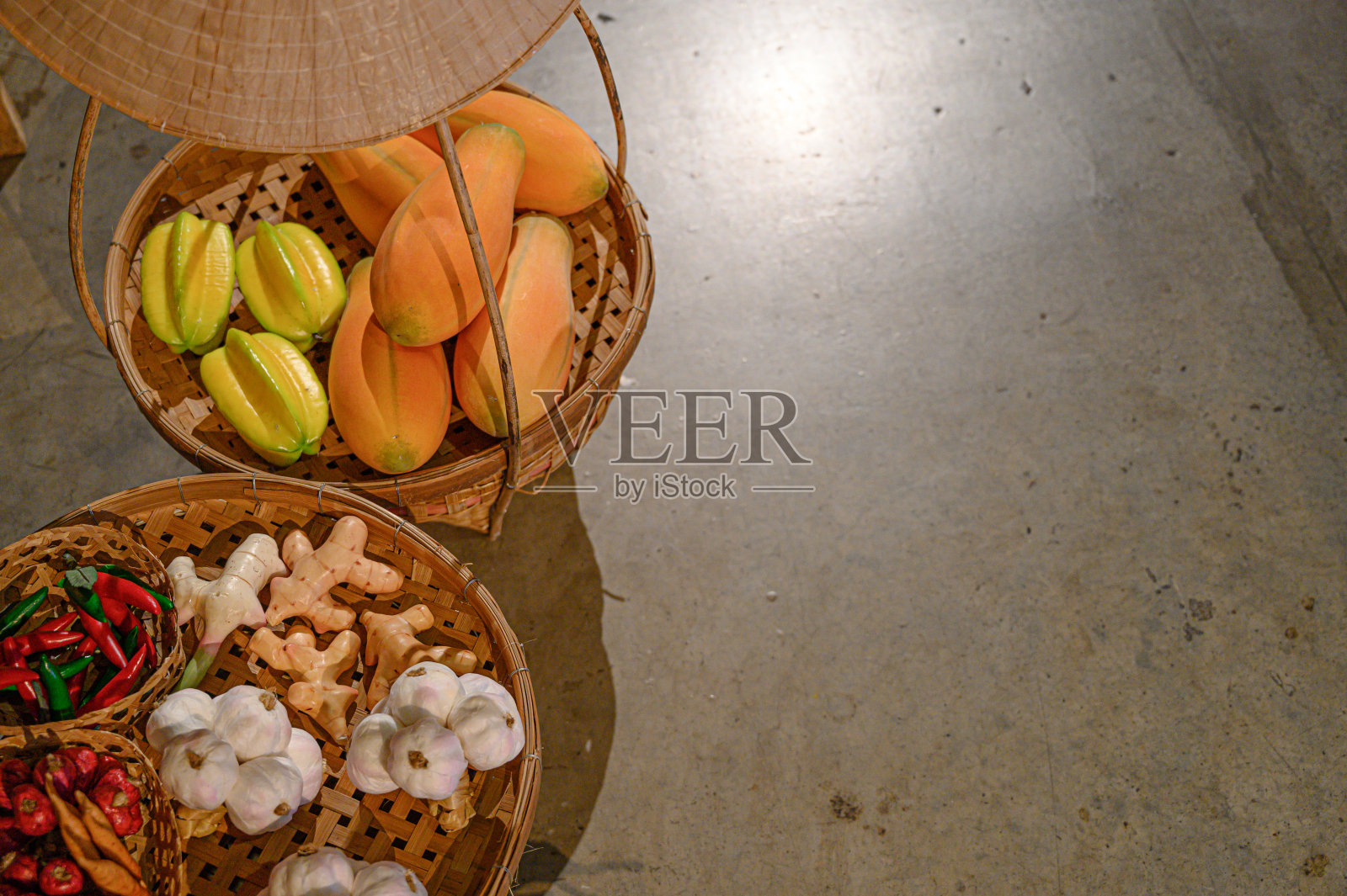 新鲜市场的传统泰国食品。照片摄影图片