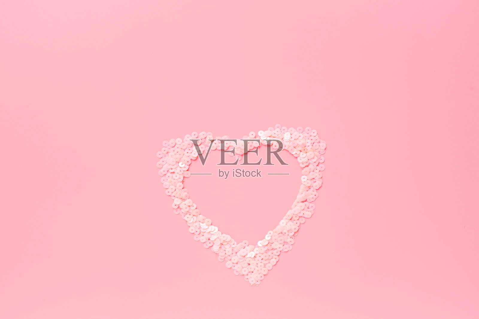 情人节背景粉壁炉。平铺，俯视图，模型，模板，复制空间。2月14日庆祝活动的最小抽象作品照片摄影图片