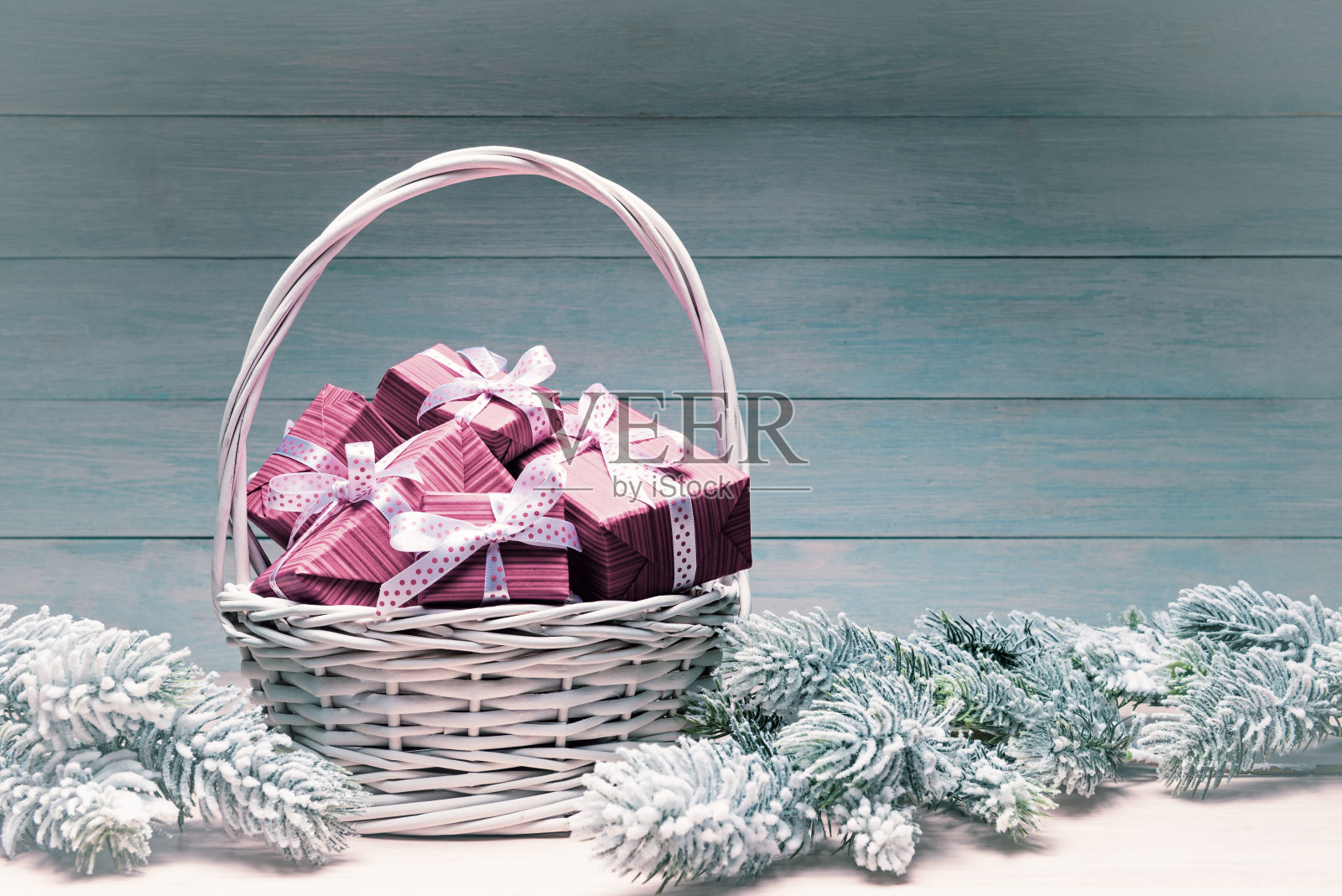 圣诞概念与红色礼品盒在篮子和霜冻云杉枝照片摄影图片