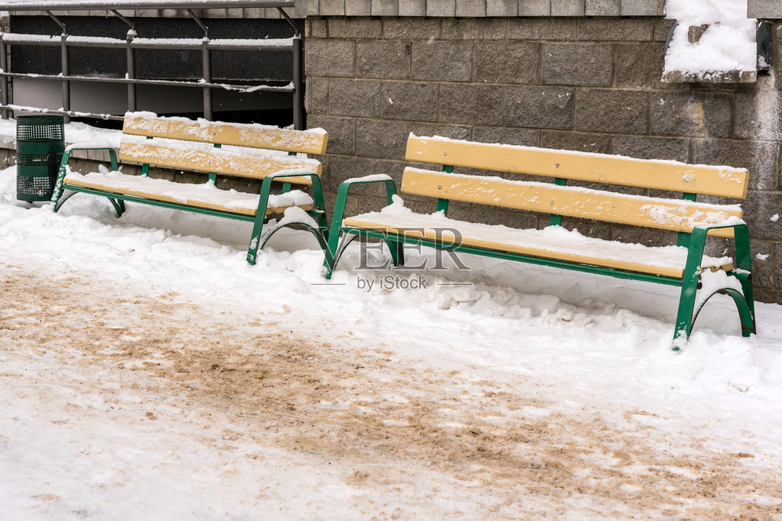 冬天院子里的两张空长凳照片摄影图片