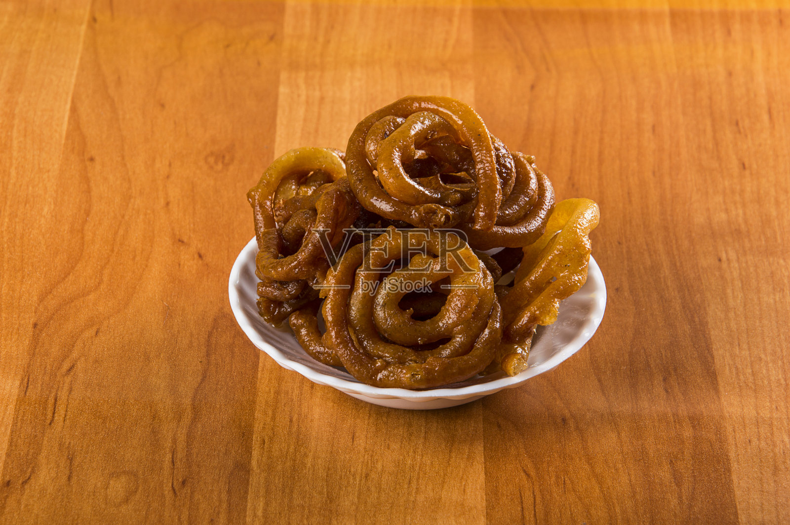 木制背景上的印度甜菜照片摄影图片