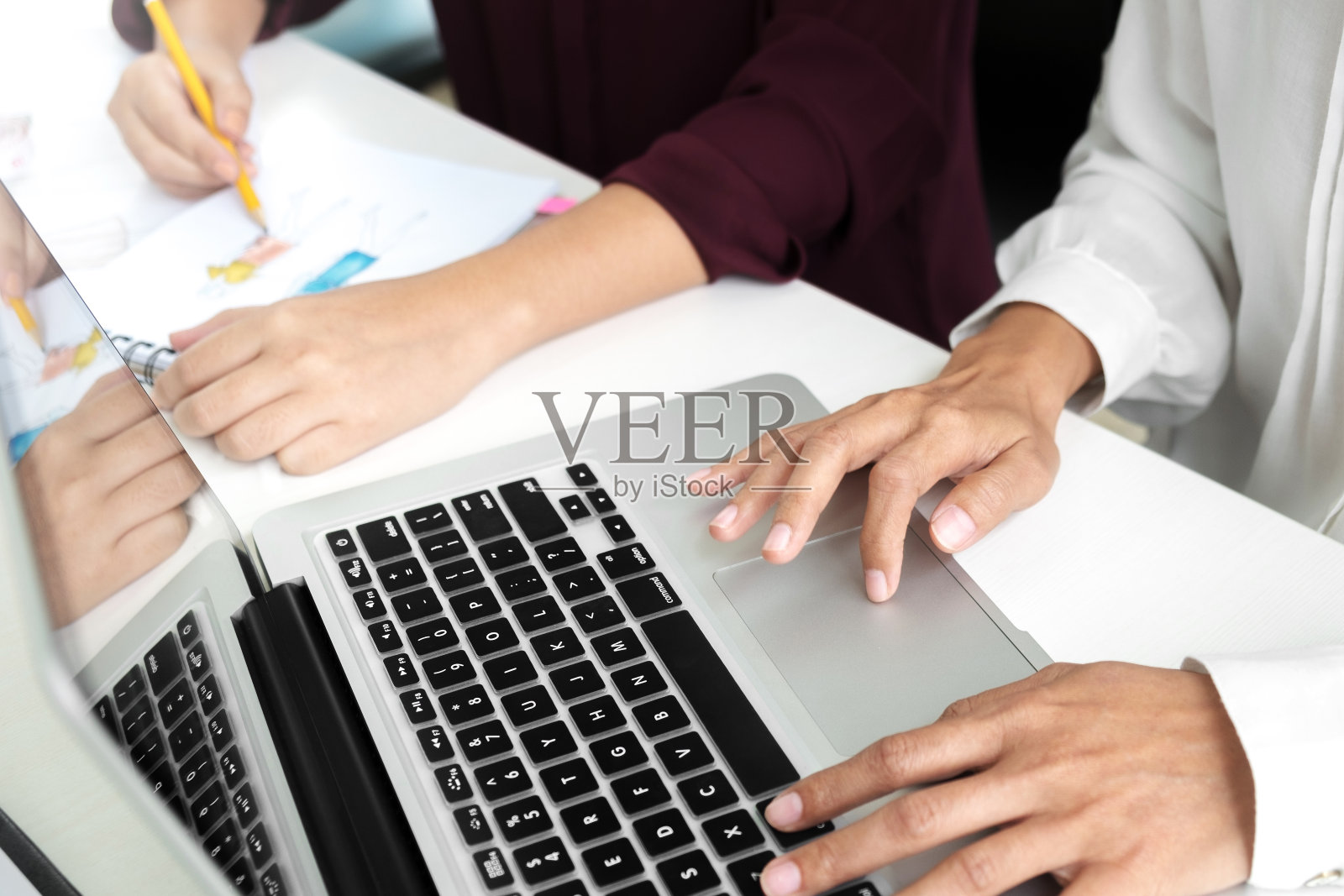 工作室设计师一起在工作室工作。照片摄影图片