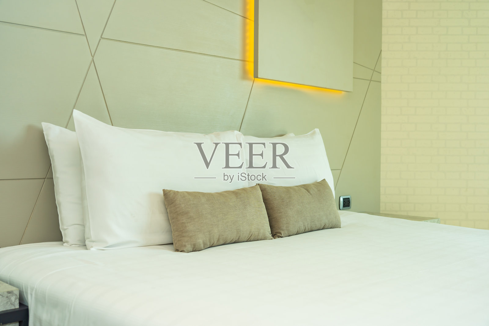 白色舒适的枕头在床上装饰室内照片摄影图片