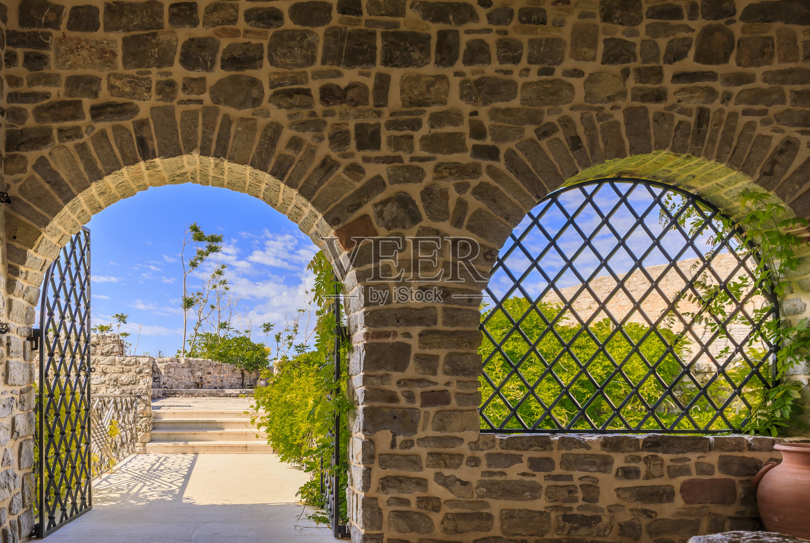 位于亚得里亚海巴尔干半岛上的黑山古城Budva的15世纪城堡，风景如画的石墙和拱门照片摄影图片