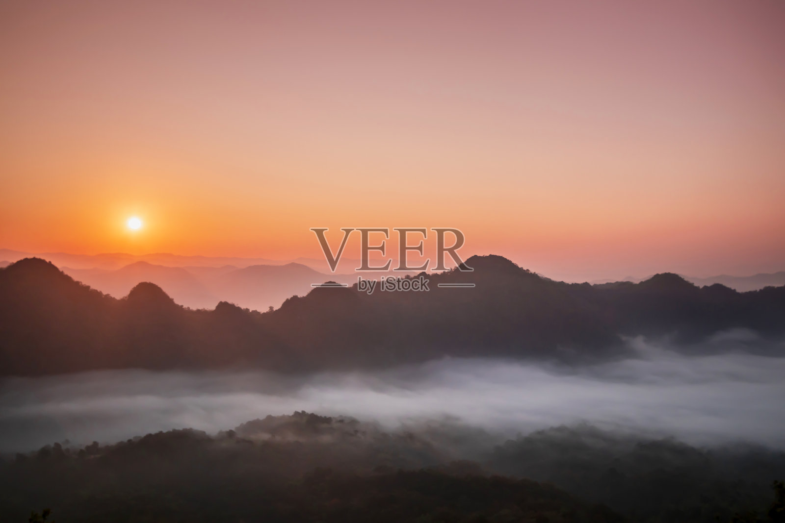 美丽的晨雾和日出照片摄影图片