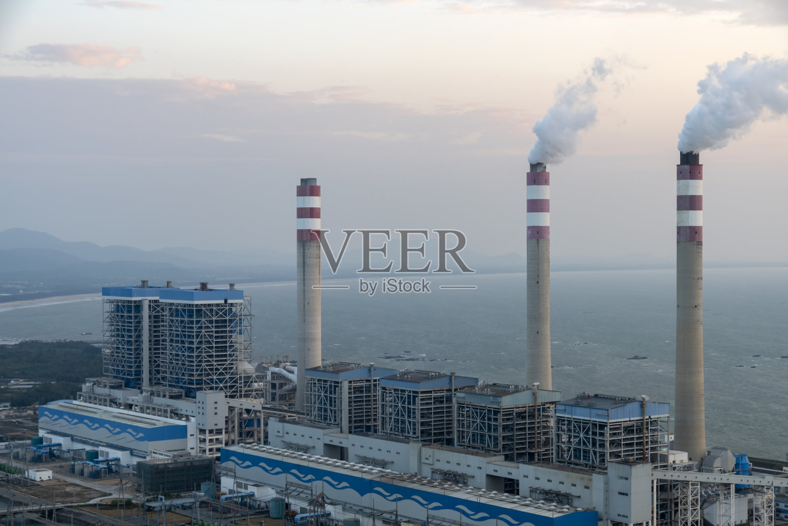 发电厂的背景是日落的天空照片摄影图片