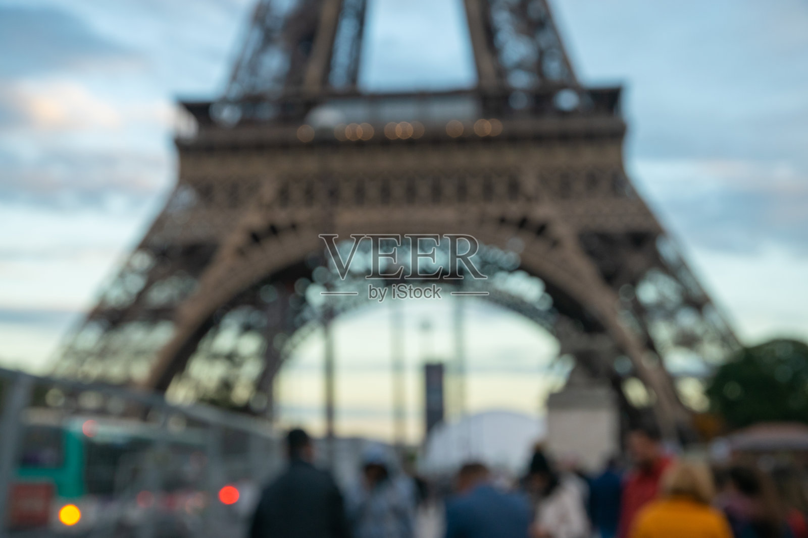 人们在巴黎的城市街道交通。照片摄影图片