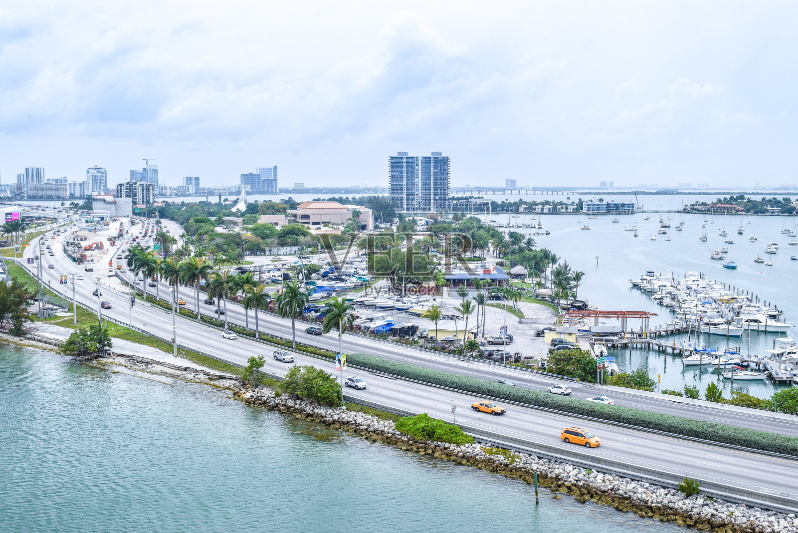 无人机/空中城市天际线的迈阿密市区南佛罗里达。照片摄影图片