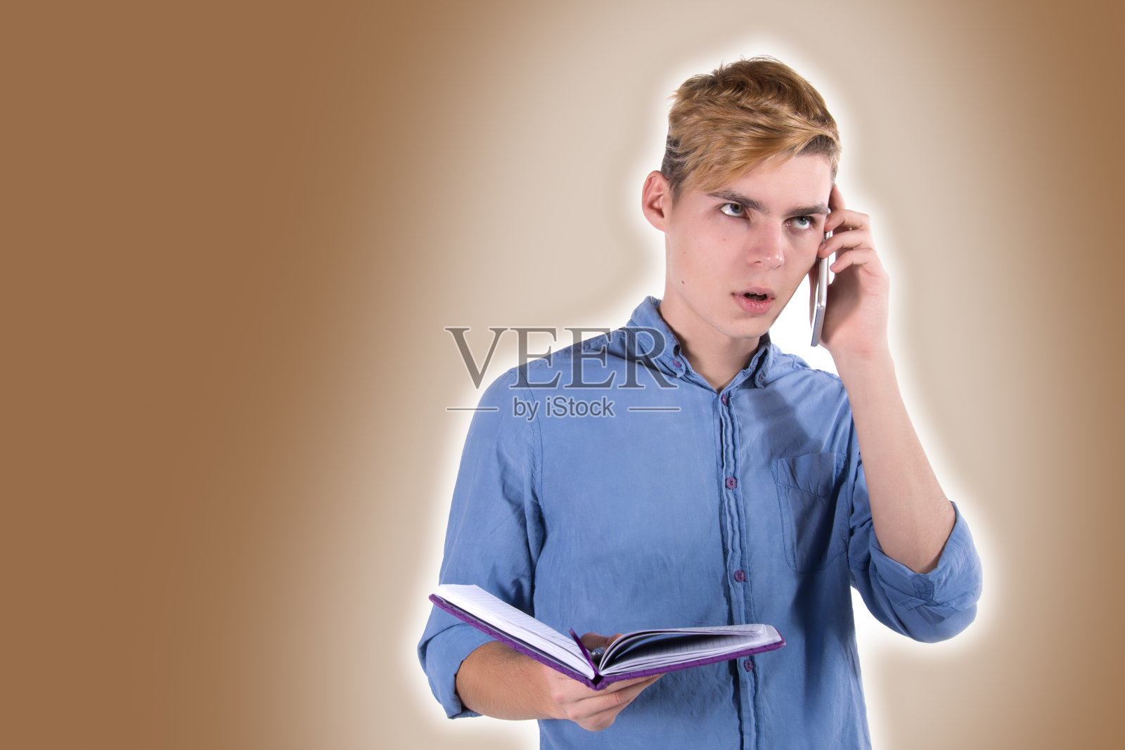 年轻迷人的家伙。学生和考试。照片摄影图片