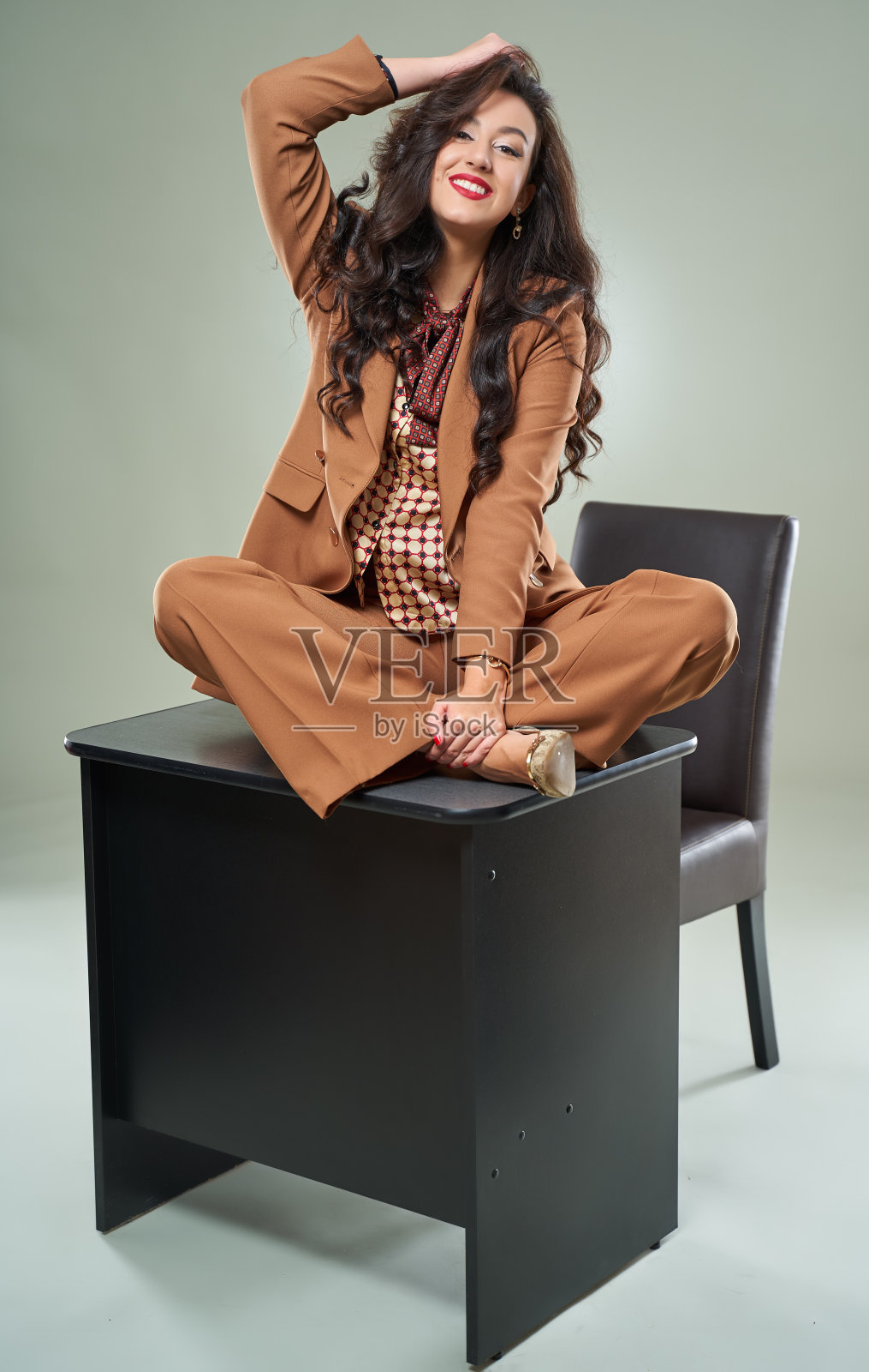 在办公桌前放松的女商人照片摄影图片