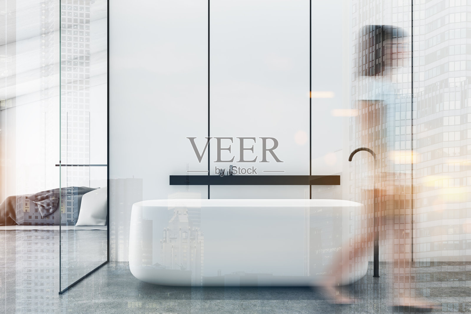 一个女人走在白色的浴室和卧室里照片摄影图片