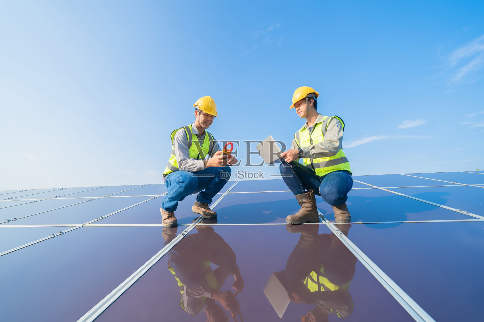 工程师或工人的肖像，人们，在农场的屋顶上有太阳能板或太阳能电池。泰国的绿色发电厂，可再生能源。电力生态技术。照片摄影图片