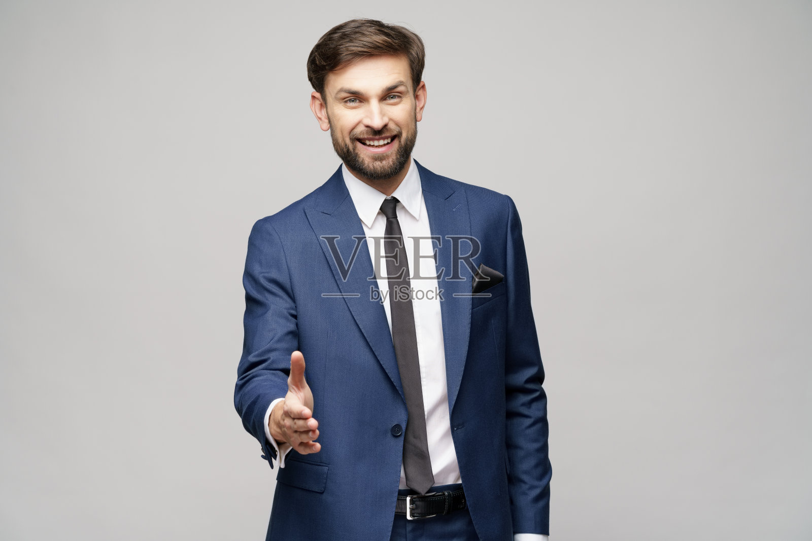 成功的年轻商人伸出手来和他握手照片摄影图片