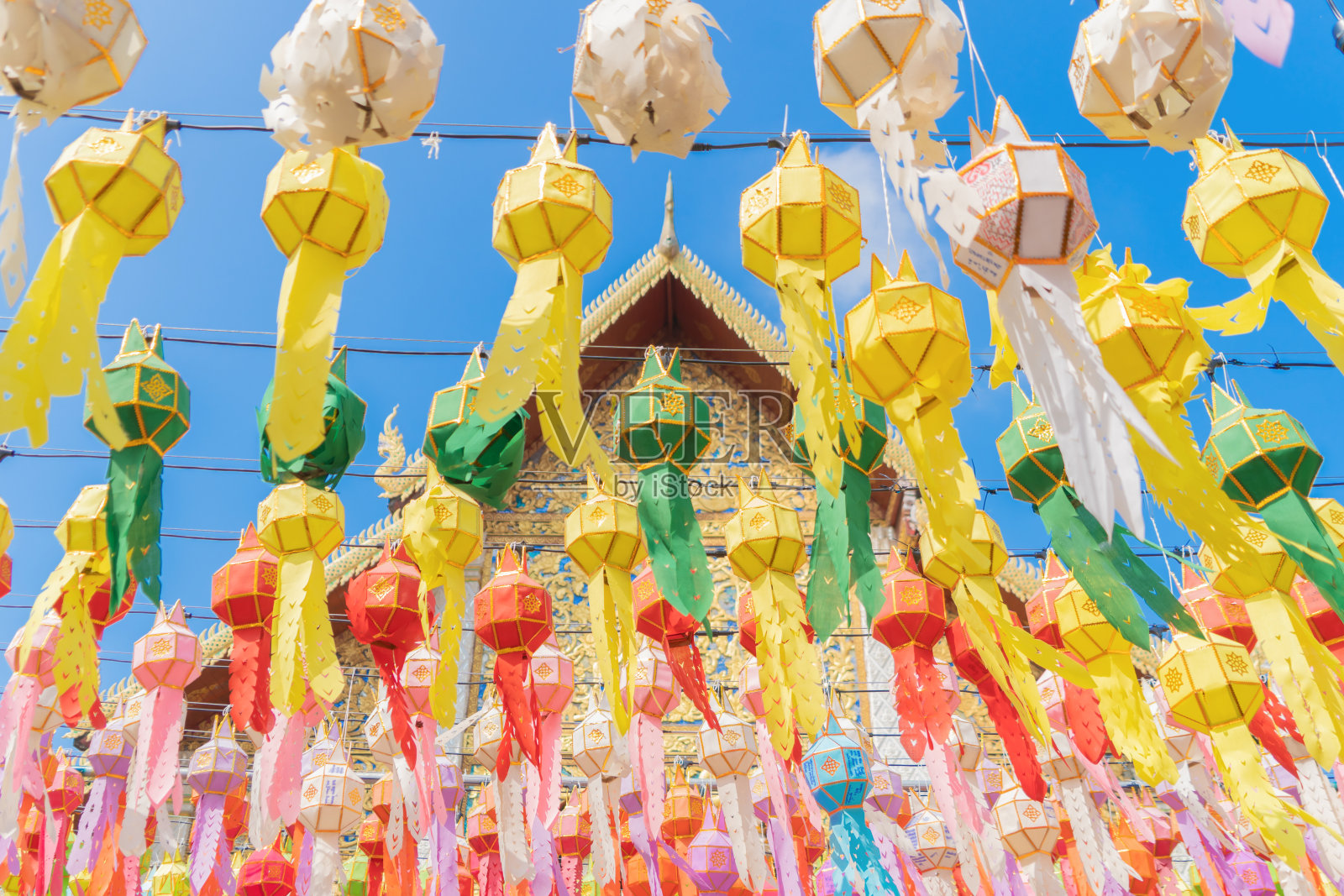 彩灯或彩灯在旅游旅游和假日度假的概念。传统节日，在哈利库尔猜寺，兰汶，泰国。亚洲的传统仪式。庆祝活动照片摄影图片
